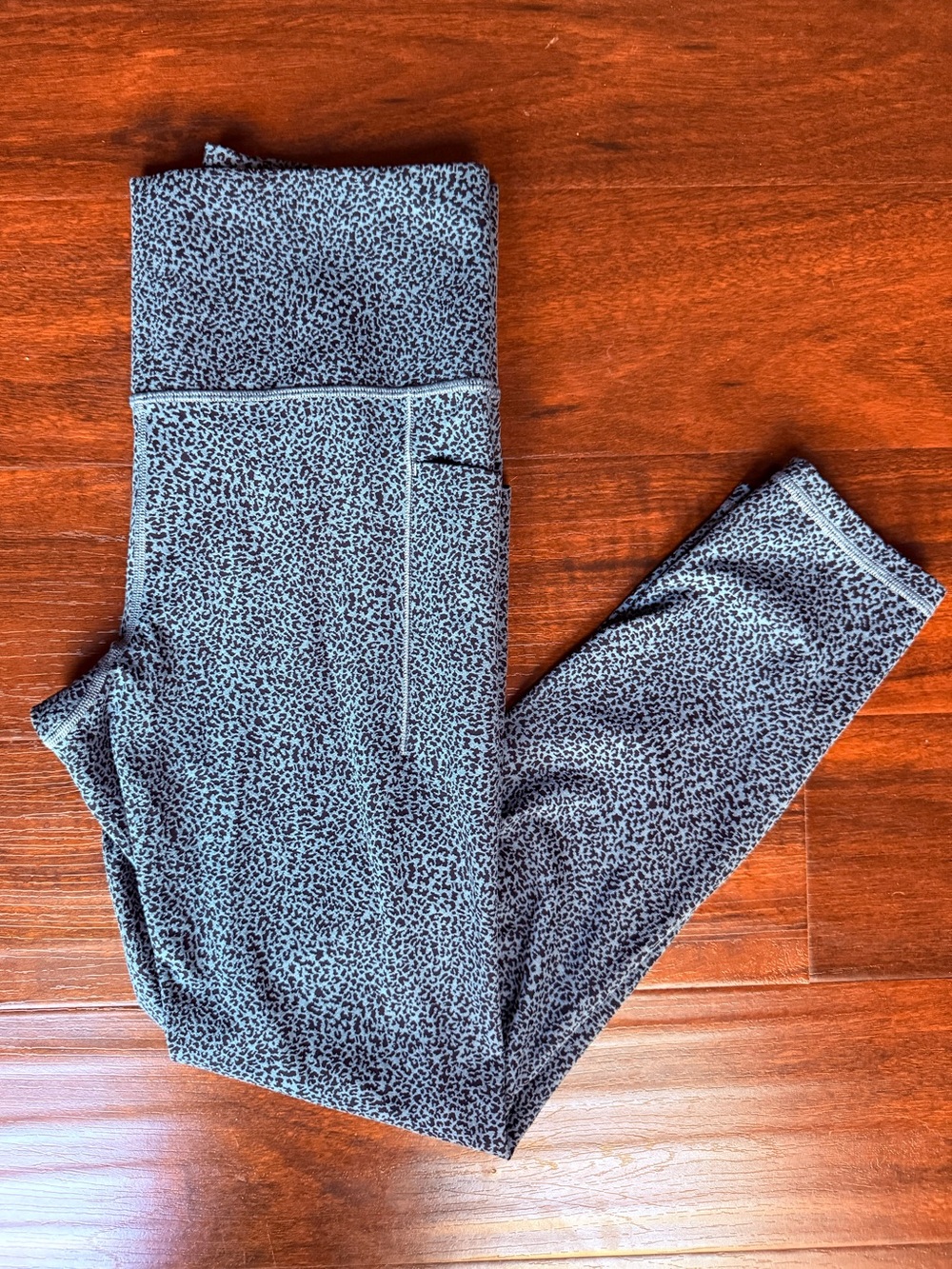 Athleta Salutation Stash II Textured Tight blue animal print size MT - Picture 6 of 6